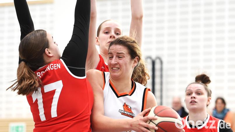 Neustadts erfolgreichste Werferin, Moni Fohringer (am Ball), will ebenso wie das komplette DJK-Team die Saison mit einem Erfolg in Bad Aibling abrunden. Archivbild: Büttner, Gerhard