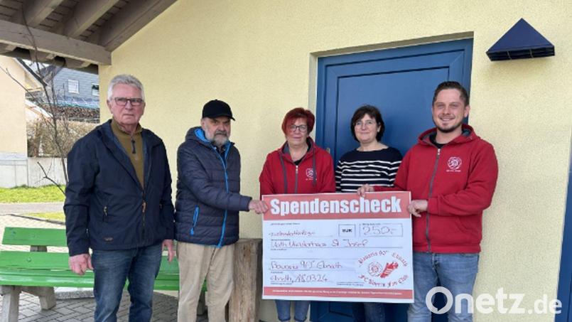Über die Spende des FC-Bayern-Fanclubs, die Sandra Schenkl (Dritte von links) und Marcel Musch (rechts) überreichten, freuten sich (von links) Hubert Becher und Rudi Rubenbauer als Vertreter der Pfarrei sowie Kinderhausleiterin Bianca Kastner (Zweite von rechts). Bild: Kinderhaus Ebnath/exb