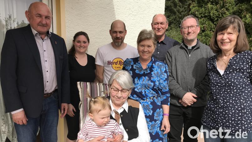 Bürgermeister Georg Götz, Alexandra Beller, Thomas und Silvia Greilich, Alfred Lettner, Pfarrvikar Christian Preitschaft und Maria Koller gratulierten Maria Lettner (Mitte), die sich auch über ihre Enkelin Charlotte freute. (von links). Bild: mma