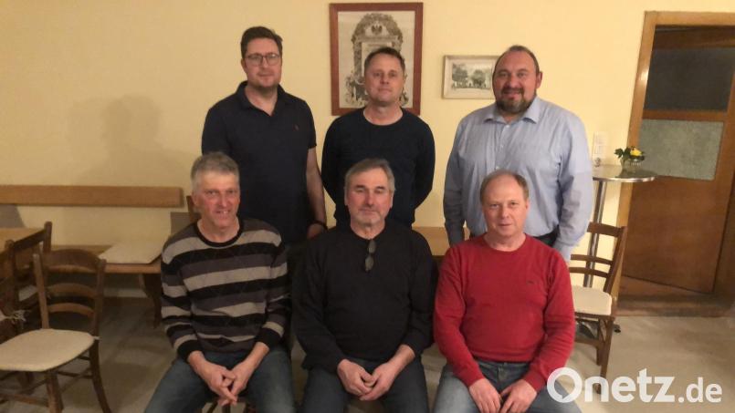 Der alte und neue Vorstand der Jagdgenossenschaft Riglasreuth (hinten, von links) Michael Hösl, Alexander Heinl und Zweiter Bürgermeister Oliver Becher sowie (vorne, von links) Josef Pirner, Herbert Koller und Michael Kellner. Bild: Oliver Becher/exb