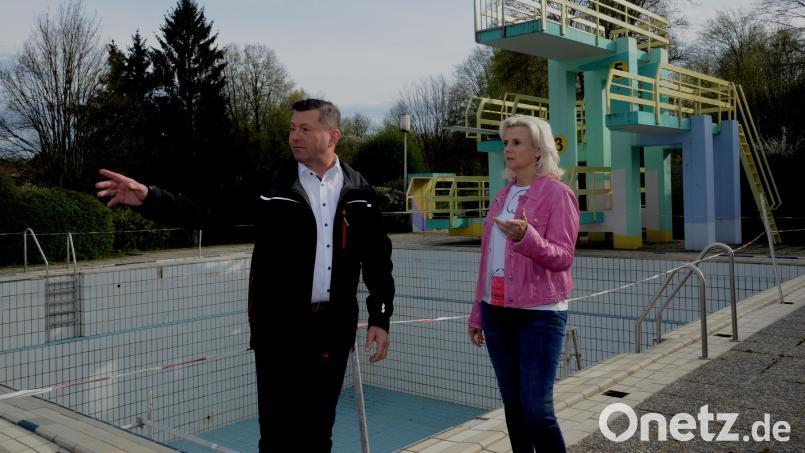 Bürgermeister Rainer Rewitzer und Zweite Bürgermeisterin Andrea Lang sind überzeugt, dass die Sanierung des Pleysteiner Freibades gelingen wird. Bild: bey