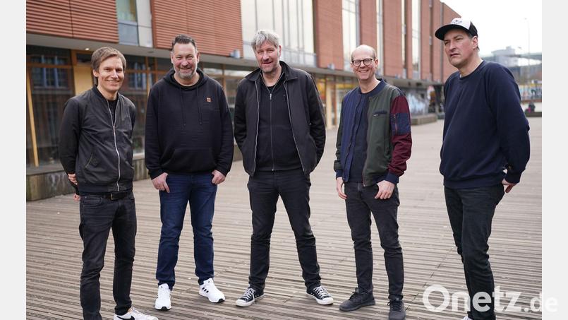 Reimer Bustorff (r-l, Bass), Erik Langer (Gitarre), Marcus Wiebusch (Sänger und Gitarrist), Lars Wiebusch (Keyboard) und Christian Hake (Schlagzeug) sidn Kettcar. Bild: Marcus Brandt/dpa