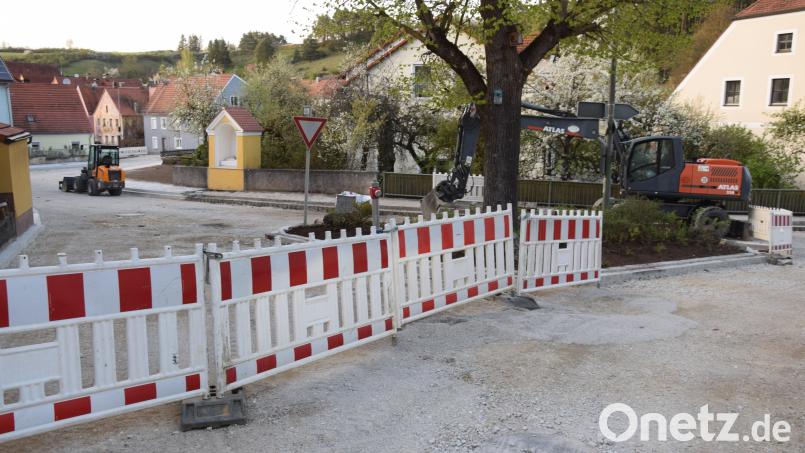 Der Ausbau der Engstelle an der Staatsstraße 2235 in Hohenburg geht dem Ende entgegen. Der Unterbau ist fertig, die Teerarbeiten lassen nicht mehr lange auf sich warten. Bild: bö