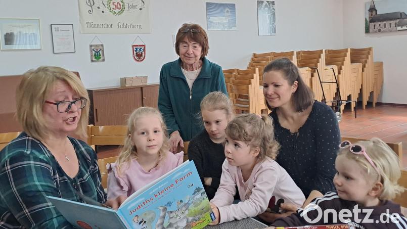 Monika Gleißner (links) liest Kindern jeden zweiten Freitag im Monat im Bücherstadl vor. Bild: gis/exb