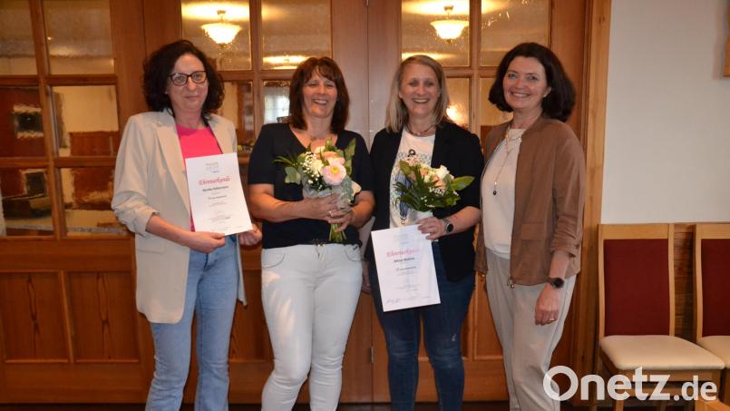 Für zehnjährige Treue zur Frauenunion Moosbach wird Monika Kellermann (Zweite von links) und für 15-jährige Treue Wilma Wallner (Zweite von rechts) von Vorsitzender Ulrike Guttenberger (rechts) und der dritten Vorsitzenden Angelika Hierold (links) geehrt. Bild: Peter Garreiss