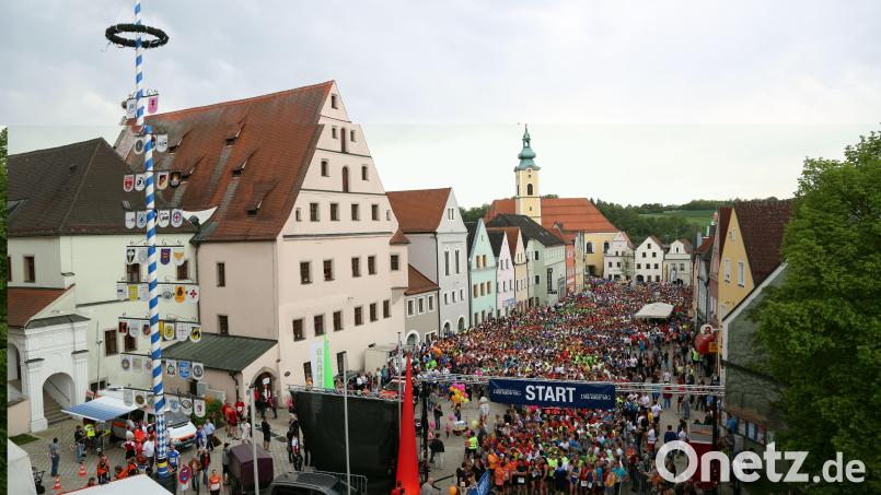 Die unglaubliche Stimmung vor dem Start ist unbezahlbar. Wie schon 2012, 2015 (Bild) und 2018 werden am 8. Mai mehrere 1000 Läuferinnen und Läufer in Neustadt/WN beim 12. Nofi-Lauf mitmachen. Archivbild: Gerhard Götz