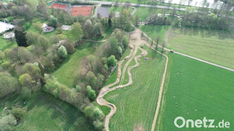 &quot;Sonnenhang Trail&quot; – so heißt die neue Bikestrecke entlang der Baumreihe als sichtbare Trennung zum Campingplatz innerhalb der Freizeitanlage der Stadt Pleystein. Bild: bey