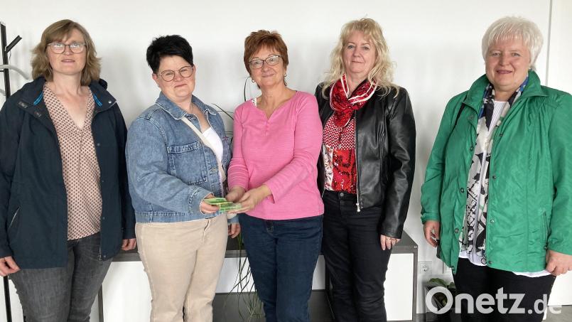 Stellvertretende HPZ-Vorstandsvorsitzende Brigitte Krause (Mitte) freut sich mit den Vorstandsmitgliedern des Katholischen Frauenbundes Luhe Marianne Paulus, Petra Irlbacher, Luise Köllner und Rita Gleißner (Von links) über die Spende. Bild: Petra Kummer/exb