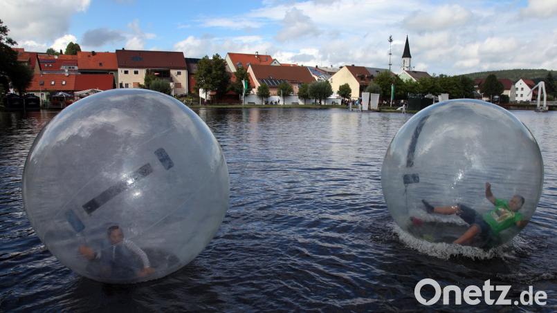 Kreativität kennt keine Grenzen: So wie es hier vor der Kulisse der Stadt Schönsee beim Seefest in großen Blasen übers Wasser geht, sollen im Förderverein auch die Ideen für eine lebenswerte Stadt &quot;blubbern&quot;. Symbolbild: Gerhard Götz