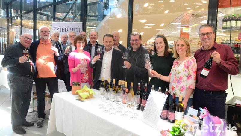 Fröhliche Gesichter bei der Weinprobe mit den Gästen aus Österreich im City-Center. Bild: Kunz