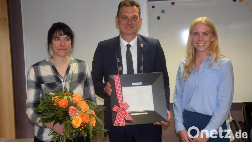 Bürgermeister Ernst Schicketanz verabschiedete Claudia Plöth (links) aus dem Gemeinderat und vereidigte deren Nachfolgerin Sina Reber (rechts). Bild: fz