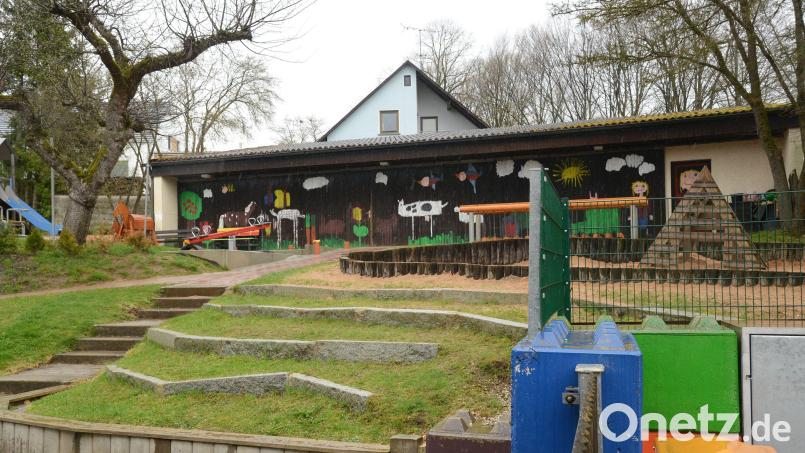 Der Kindergarten Eslarn soll für 2,6 Millionen Euro generalsaniert werden. In einer Infoveranstaltung im Kindergarten klärt Architekt Christian Schönberger die Eltern über seine Pläne auf und zeigt erste Skizzen Bild: bey