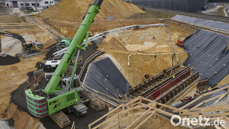 Eine große Herausforderung stellt der Bau der Bahnunterführung dar. Dazu waren im Vorfeld riesige Erdbewegungen zu bewältigen. Die Brücke wird neben der Bahnlinie auf sogenannten Verschubbahnen gebaut. Bild: Wolfgang Erhart/exb