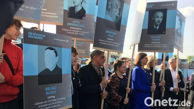 Schüler der Amberger Wirtschaftsschule (links und rechts von der Gedenktafel für Bruno Bloch auf der linken Bildseite) marschieren beim &quot;Weg der Erinnerung&quot; in einer Reihe mit Landtagspräsidentin Ilse Aigner (Dritte von rechts). Bild: san