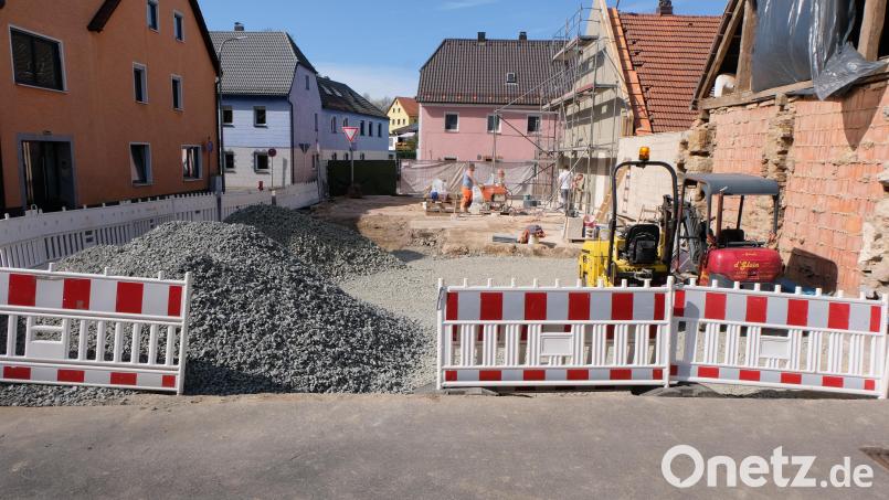Das frühere Witt-Anwesen ist abgerissen, die Umleitung in der Flossenbürger Straße/Am Schlossgarten in Floß aufgehoben. Bild: le