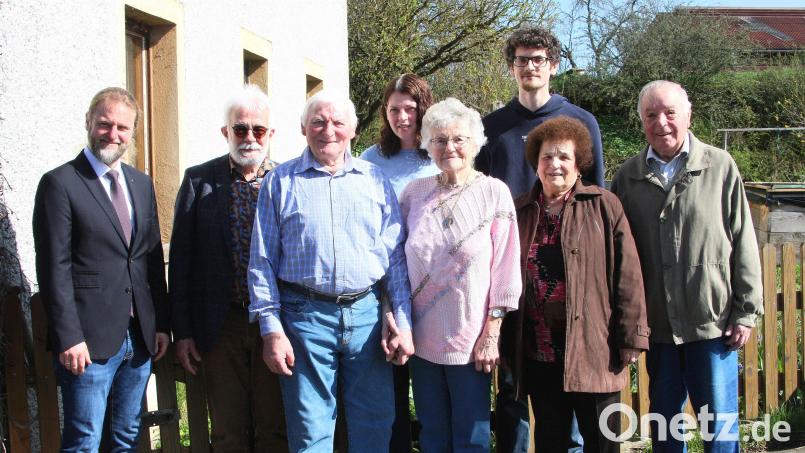 Richard Kellner (Dritter von links) wurde 85 Jahre alt. Zum Jubiläum gratulierten Wiesaus Dritter Bürgermeister André Putzlocher, Chorleiter und Kirchenorganist Jakob Schröder (von links), die Chormitglieder August und Anna Kellner sowie Christa Holm (vordere Reihe von rechts). Glückwünsche kamen auch von Bastian und Susanne Kellner (hintere Reihe von rechts). Bild: wro