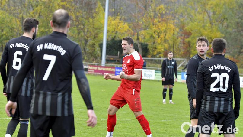 Bekanntes Bild: Königsteins Torjäger Udo Hagerer (Mitte) jubelt über einen Treffer. Wird das auch im Spitzenspiel der Kreisliga Süd gegen den SV Inter Bergsteig um Abwehrchef Julian Ceesay so sein? Archivbild: Hubert Ziegler