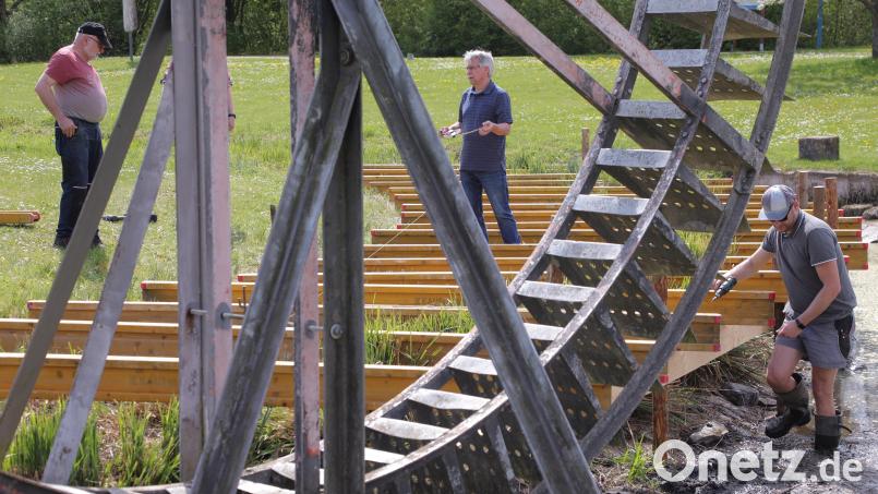Impressionen vom Aufbau der Bühne für das Welttheater auf dem ehemaligen Landesgartenschaugelände beim Wasserrad, der unter der Regie von Benno Schißlbauer am Freitag angelaufen ist. Bild: Wolfgang Steinbacher
