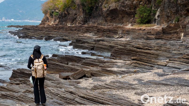 Typisch für Tung Ping Chau sind diese Pfannkuchenfelsen - sie haben diesen Namen, weil sie wie geschichtet erscheinen. Bild: Andreas Drouve/dpa