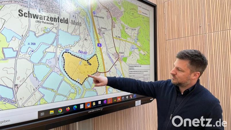 Schwarzenfelds Bürgermeister Peter Neumeier deutet auf das Abbaugebiet in der Naabschleife. Bild: ihl
