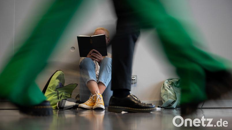 Schriftstellerin Dana von Suffrin liest am 16. April im Literaturhaus Sulzbach-Rosenberg. Symbolbild: Sebastian Gollnow/dpa