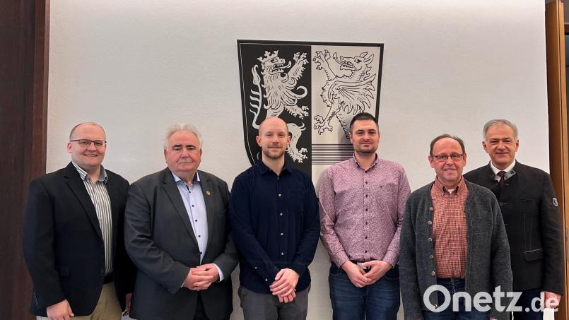Verabschiedung und Begrüßung am Landratsamt: (von links) Verwaltungsleiter Wolfgang Fenzl, Kreisseniorenbeauftragter Peter Gold, Jonas Horn und Tobias Gabel, Richard Schiedeck vom Personalrat sowie Landrat Roland Grillmeier. Bild: Landratsamt Tirschenreuth/exb