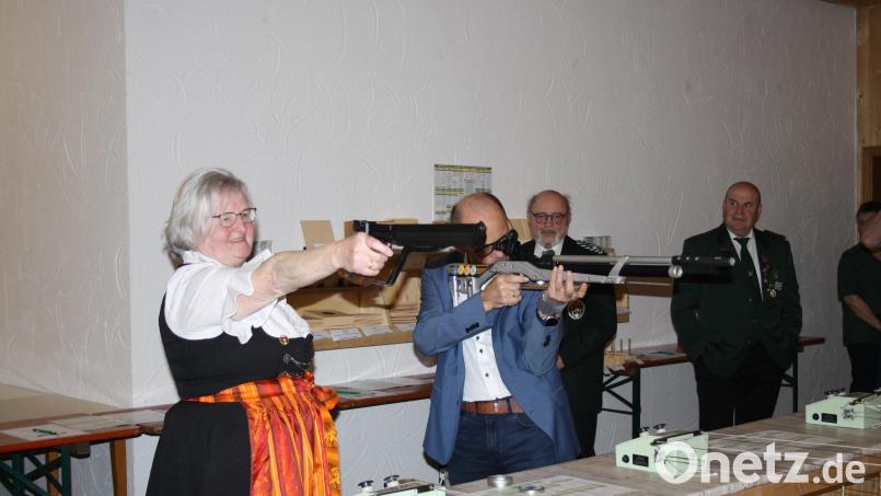 Elfriede Kamm vom Schützenbezirk Oberpfalz und Stellvertretender Landrat Dr. Alfred Scheidler beim Eröffnungsschuss des Gaukönigschießens. Bild: Uwe Friedrich/exb