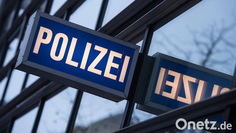 Ein bislang unbekannter Täter hat in Waldsassen zwei Kennzeichen gestohlen. Bild: Boris Roessler/dpa