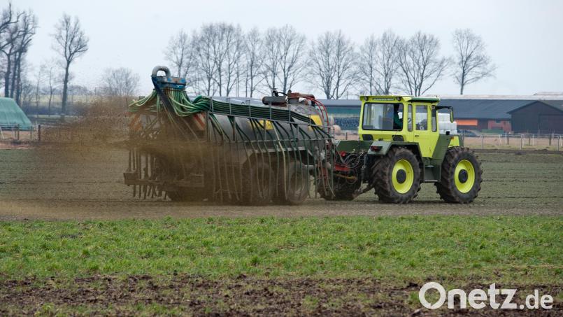 Ein Güllefass hat sich am Donnerstagabend von einem Traktor bei Velburg gelöst. Symbolbild: Philipp Schulze