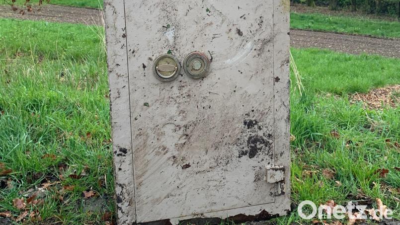 Dieser Tresor wurde in einem Waldstück in Niederbayern gefunden. Bild: Polizeipräsidium Niederbayern