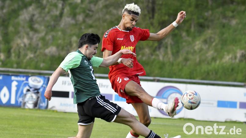 Gute Haltungsnoten verdienen sich in dieser Szene Deniz Koc (links) von der DJK Ammerthal und Amiro Amadou (rechts) vom SSV Jahn Regensburg II. Bild: Hubert Ziegler