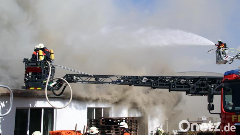 Weil die Feuerwehren in Auerbach den Brand unter der PV-Anlage einer Halle, die wohl Ursache für die heftige Flammenentwicklung gewesen ist, selbst mit drei Drehleitern von oben nicht leicht bekämpfen konnten, brannte letztlich das gesamte Gebäude nieder. Bild: Jürgen Masching