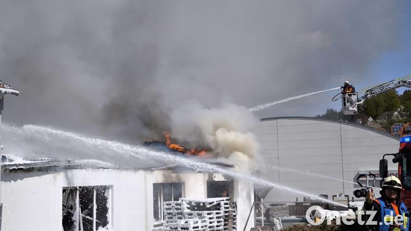 Seit Samstagvormittag brennt ein Nebengebäude einer Firma in Auerbach. Wegen der starken Rauchentwicklung bittet die Feuerwehr darum, Fenster und Türen geschlossen zu halten. Bild: Jürgen Masching
