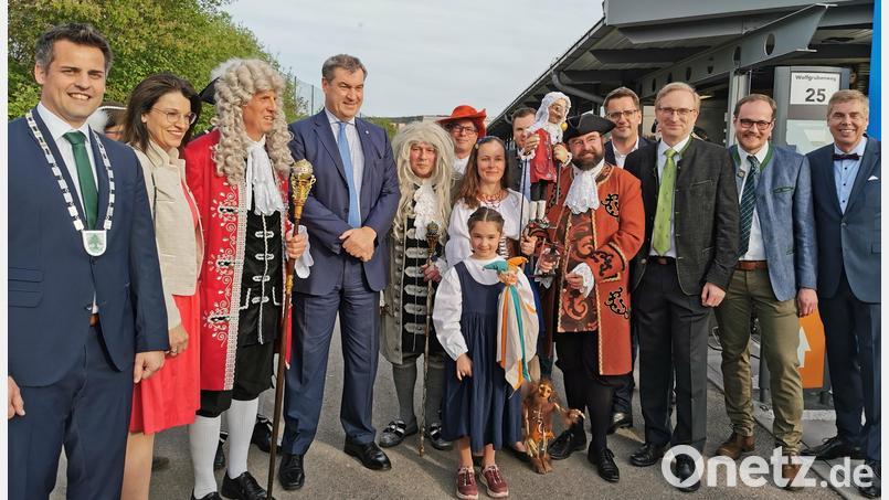 Der bayerische Ministerpräsident Markus Söder (Vierter von links) wird in Oberviechtach von der Doktor-Eisenbarth-Festspielgruppe, dem Bürgermeister und den regionalen CSU-Abgeordneten begrüßt. Bild: Portner