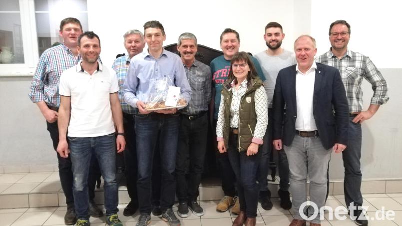 Von links: Richard Reng, Markus Plößl (neue Kassenprüfer), Alfons Bierler (scheidender Kassenprüfer), Johann Knorr (ehem. 2. Vorsteher), Alois Götz (Beisitzer), Willibald Wiedenbauer (Kassier), Manuela Schadl (Schriftführerin), Simon Knorr (neuer 2. Jagdvorsteher), Marcus Eichenmüller (Bürgermeister), Johannes Gebert (Jagdvorsteher), nicht am Bild Erwin Plößl (scheidender Kassenprüfer), Emmeram Lorenz (Beisitzer). Bild: Manuela Schadl/exb