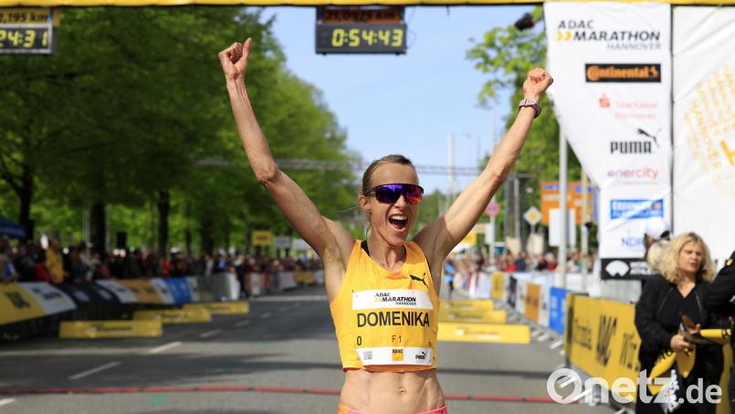 Domenika Mayer jubelt in Hannover über den deutschen Meistertitel im Marathon. Bild: Theo Kiefner
