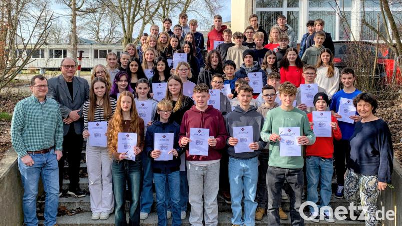 Schulleiter Oberstudiendirektor Stefan Niedermeier (Zweiter von links) sowie die Chemielehrkräfte Heike Schöpe und Johannes Wällisch freuten sich mit den Schülern über die Leistungen. Bild: Otto-Hahn-Gymnasium/exb