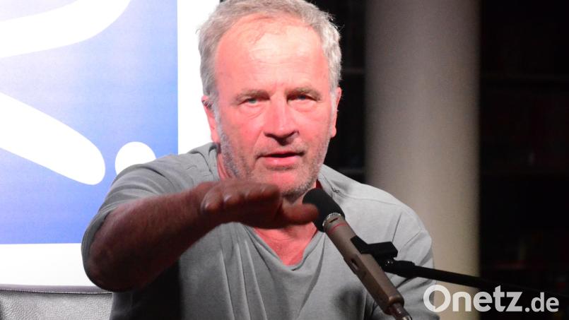 Alex Capus bereitet sein Publikum auf einen kurzweiligen Abend vor. Bild: Kunz
