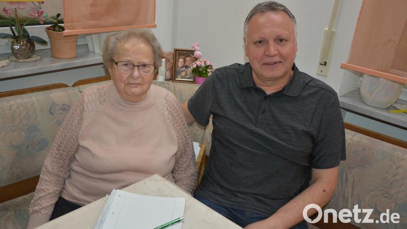 Die 86-jährige Elisabeth Hollmann war sieben Jahre alt, als ein Todesmarsch durch Pechbrunn führte. Mit im Bild Stiefsohn Josef Hollmann. Er beschäftigt sich schon seit langem mit der Geschichte seiner Heimatgemeinde. Bild: jr
