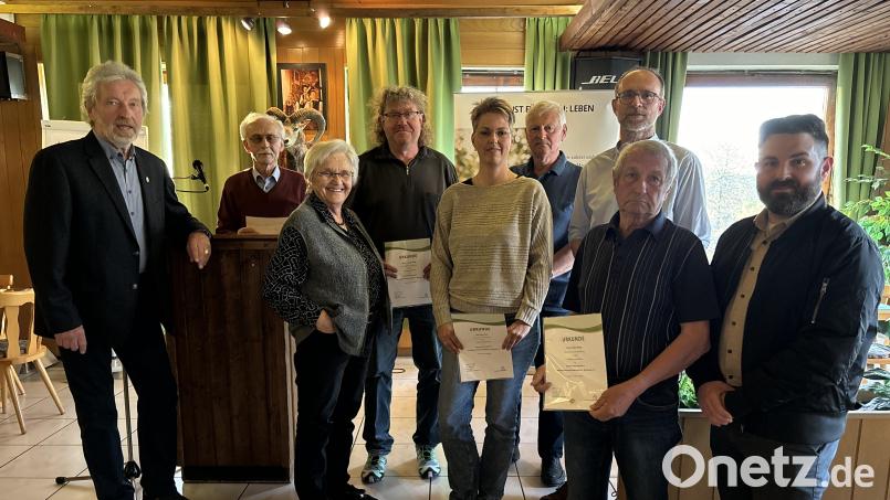 Der Vorsitzende der Siedlergemeinschaft, Arthur Weber (links), zeichnete zusammen mit Bürgermeister Sebastian Dippold einige Mitglieder für 20- und 30-jährige Mitgliedschaft mit einer Ehrenurkunde und Ehrennadel aus. Bild: Bernhard Knauer