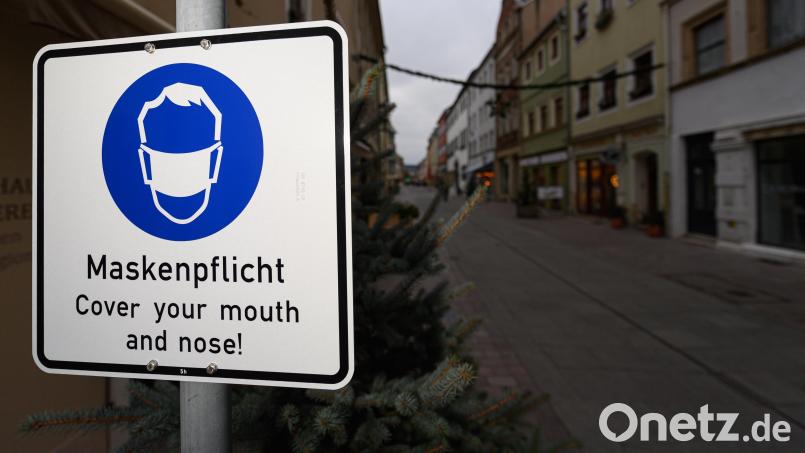 Die Corona-Protokolle des Robert-Koch-Instituts scheinen die Schutzmaßnahmen während der Pandemie infrage zu stellen Symbolbild: Robert Michael/dpa