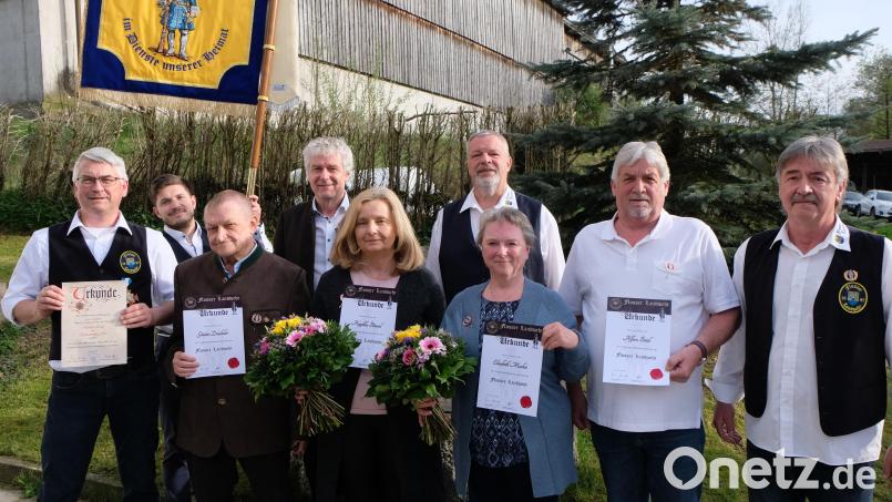 Ehrungen standen im Mittelpunkt der Musterung der Flosser Landwehr. Von links: Schützenkönig Michael Kraus, Matthias Strobel, Günter Drechsler, Bürgermeister Robert Lindner, Angelika Bäuml, Manfred Bäuml, Elisabeth Market, Alfons Betzl und Kommandant Franz Schmidt. Bild: le