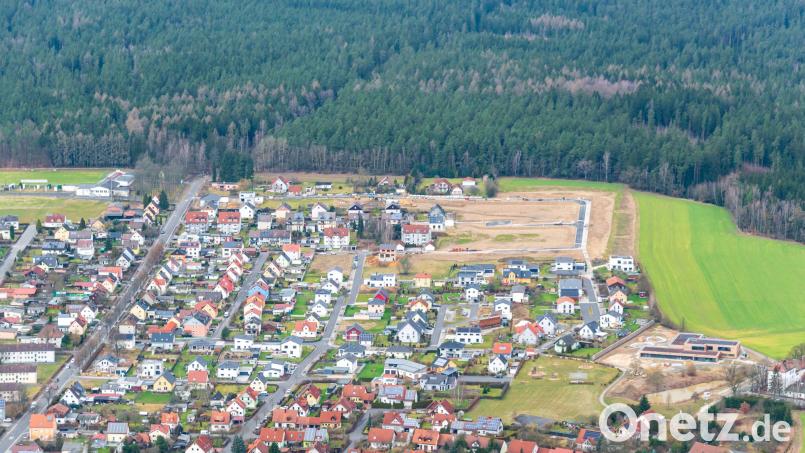 Die Studie stellt im Landkreis Tirschenreuth eine steigende Wohnbautätigkeit fest. Hier als Beispiel das bestehende Wohngebiet "Am Zieglerrang" in Waldsassen, bei dem weitere Bauparzellen erschlossen worden sind (oben rechts). Bild: mür