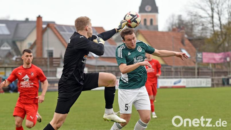 Für den SV Mitterteich reichte es am Samstag bei Schlusslicht VfR Katschenreuth nur zu einem 2:2. Das Bild zeigt Johannes Jähring (grünes Trikot) in der Partie gegen den SV Buckenhofen (2:0). Archivbild: Gebert