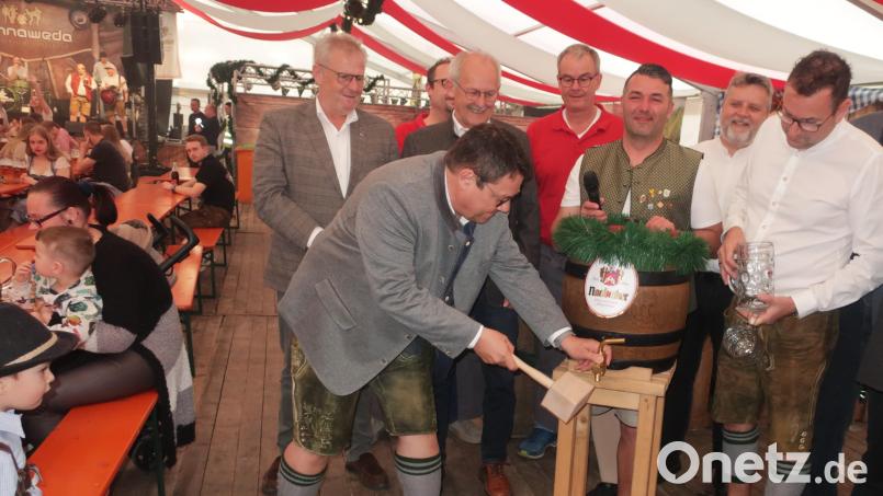 Mit vier Schlägen vollzog Bürgermeister Thomas Falter im Beisein zahlteicher Gäste den symbolischen Bieranstich. Bild: Hirsch