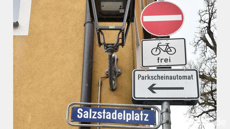 Die IG Menschengerechte Stadt würde den Salzstadelplatz in Amberg gerne zur Fußgängerzone hinzufügen und schon einmal eine Verkehrszählung vorgenommen. Bild: Petra Hartl