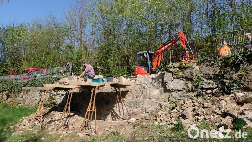 Zurzeit wird der Schaden an der Granit-Umfassungsmauer im Judenfriedhof behoben. Eine Firma aus Cham saniert die schadhafte Mauer. Bild: le