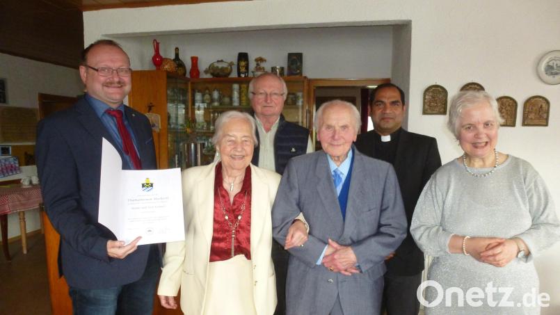 Zu den ersten Gratulanten zählten Bürgermeister Uwe König, Kirchenpfleger Eduard Neydert und Pfarrer Benny Joseph (von links), die dem Jubelpaar noch viele gemeinsame Jahre wünschten. Rechts Tochter Petra. Bild: bk