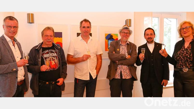 Bei der Vernissage, von links: Bürgermeister Hermann Falk, Ausstellungs-Initiator Rob Hiemer, Kulturwerkstattvorsitzender Ralph Brandt, Kurator Stefan Voit, Pfarrer Stefan R. Fischer und EBW-Geschäftsführerin Bettina Hahn. Bild: u