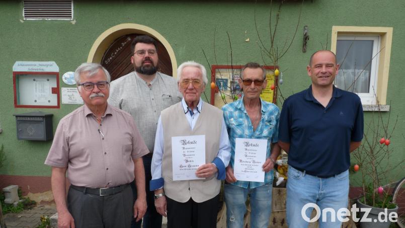 Treue Mitglieder ehrte die Tischgesellschaft Riglasbrünner bei ihrer
Jahresversammlung (von links) Zweiter Vorsitzender Michael Scherer, Bürgermeister Stefan Frank, Hans-Hermann Bublitz (50 Jahre), Norbert Ratzeburg (20 Jahre) und Vorsitzender Christian Stöcklmeier. Bild: rlö